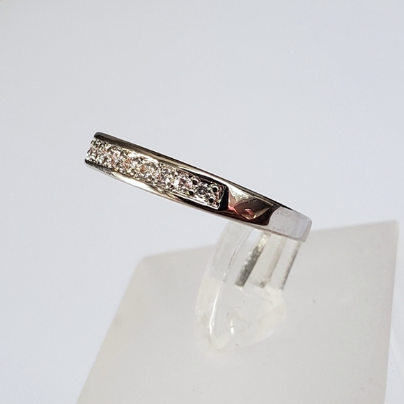 18k Channel Set Band - Picture 2 of 8